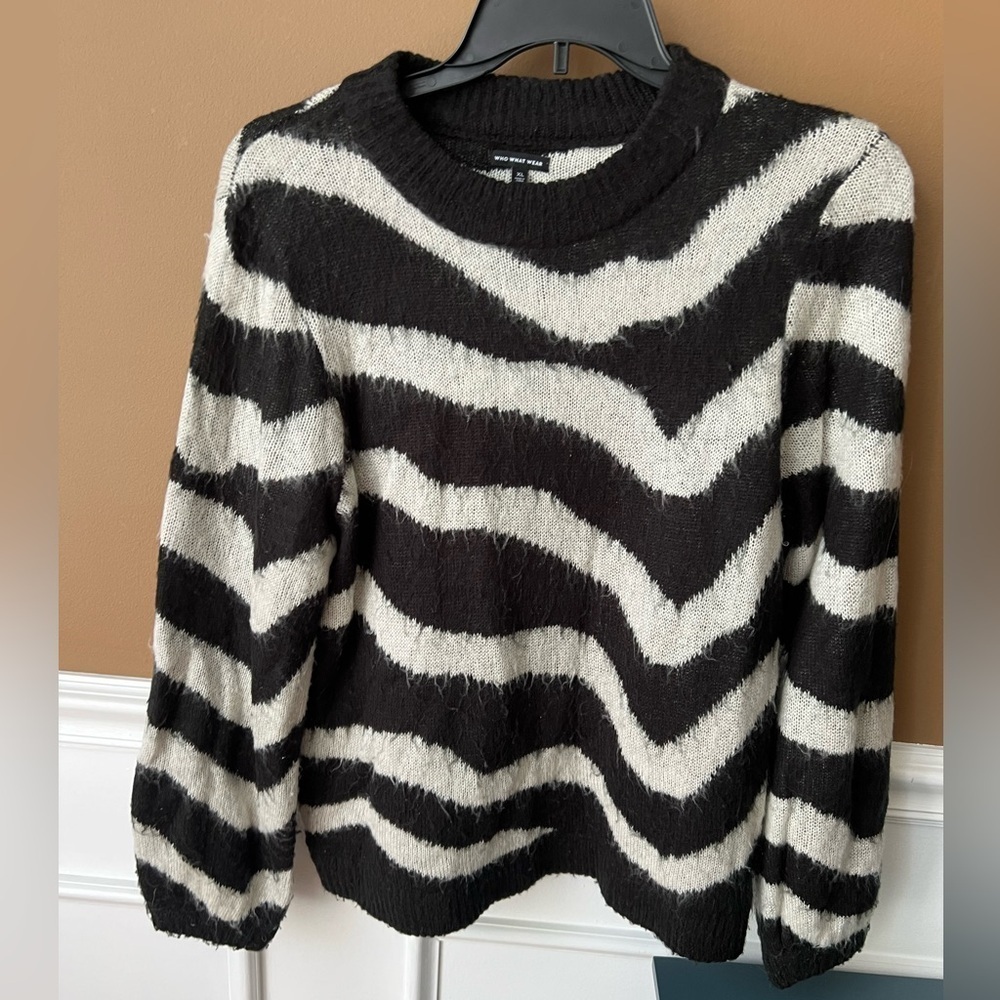 Who What Wear Zigzag Pattern Sweater in Black and Cream Size XL